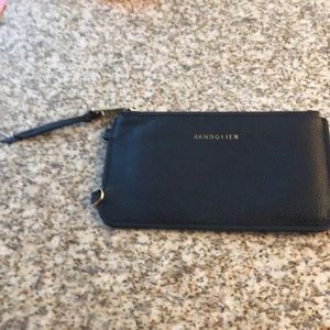 Bandolier pebble black leather expanded zipper black and gold. Expanded pouch